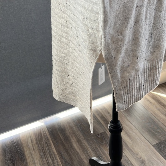 Oatmeal Colored V-Neck Sweater - New With Tags - Medium - Picture 4 of 6